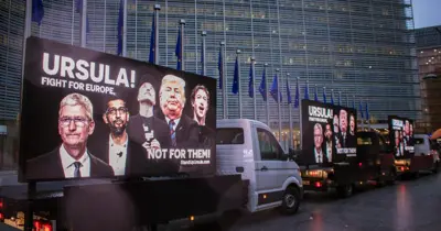 Flera lastbilar med stora reklamskyltar med texten "Ursula! Fight for Europe, Not for them!" och bilder på kända personer.