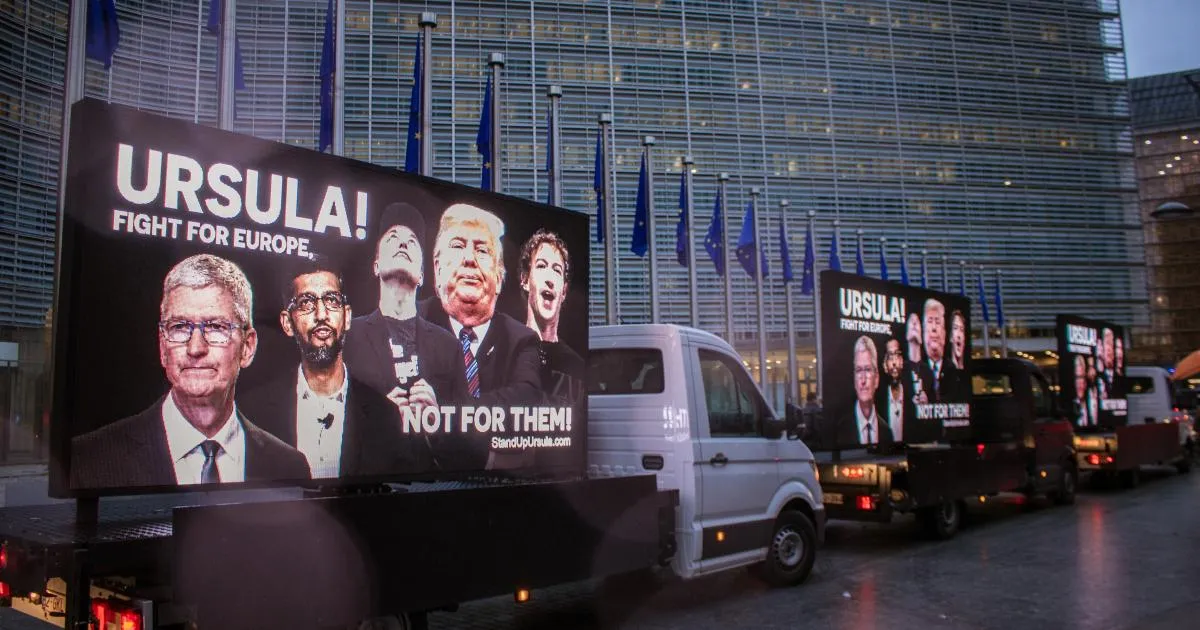 Flera lastbilar med stora reklamskyltar med texten "Ursula! Fight for Europe, Not for them!" och bilder på kända personer.