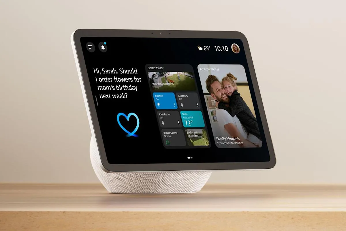 En Amazon Echo Show-enhet visar en skärm med smarta hem-kontroller och familjefoton.