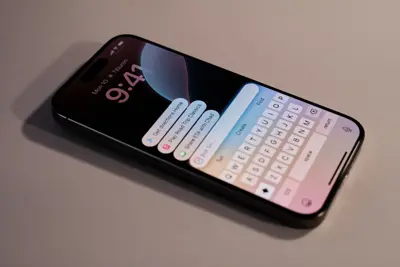 En iPhone ligger på ett bord. Skärmen visar en låsskärm med klockan 9:41 och en tangentbord.