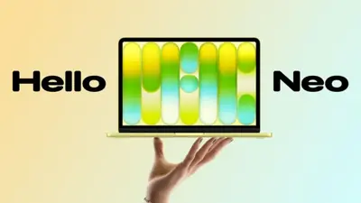 En hand håller en MacBook Neo med texten "Hello Neo" bredvid.