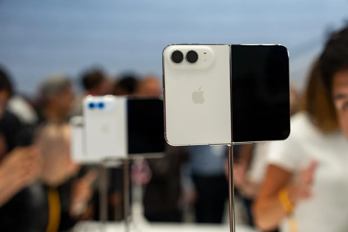 Apples vikbara iPhone Duo är här: Löst skärmskarven – men sågas för vikten