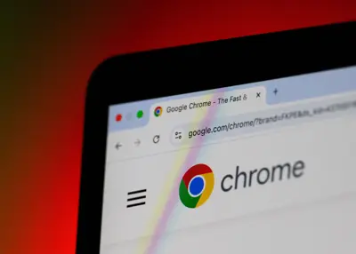 Närbild av en datorskärm som visar webbläsaren Google Chrome.