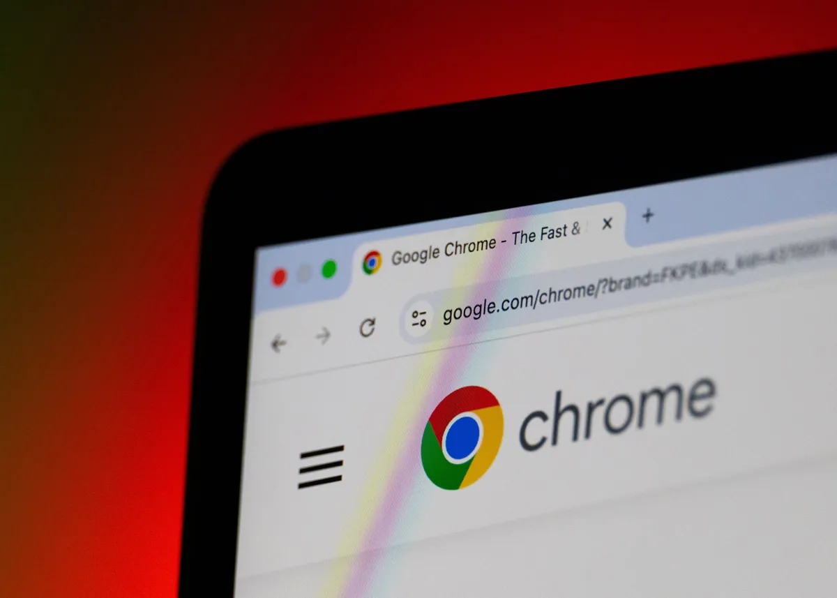 Närbild av en datorskärm som visar webbläsaren Google Chrome.