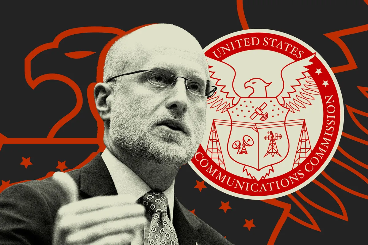 En man med glasögon och kostym framför en logotyp för United States Communications Commission.