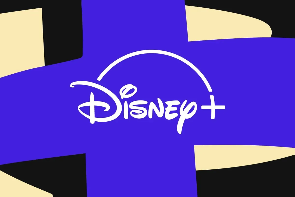 Logotypen för Disney+ i vitt mot en lila bakgrund med abstrakta former i svart och beige.