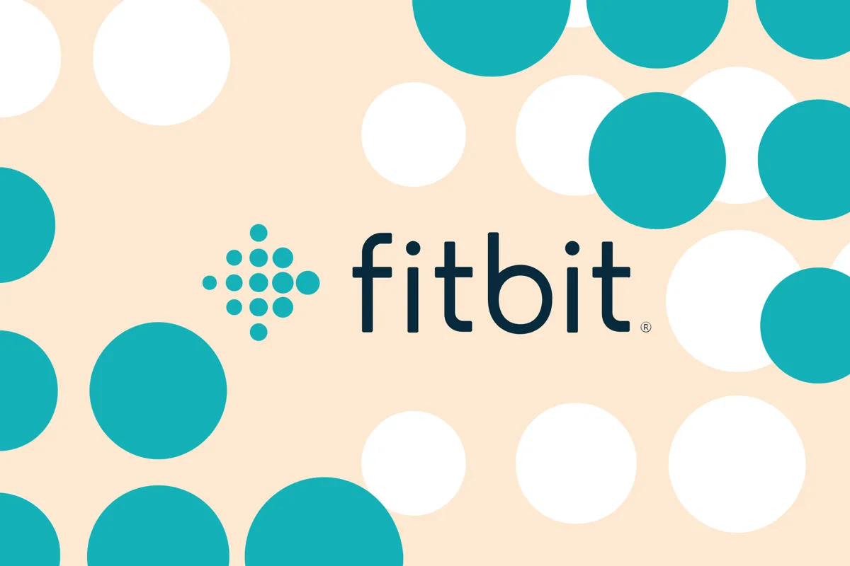 Fitbit-logotyp mot en beige bakgrund med turkosa och vita prickar.