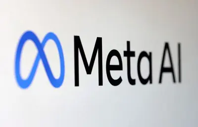Logotypen för Meta AI. En blå infinitysymbol följt av texten "Meta AI" i svart.