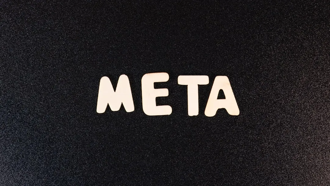 Ordet "META" skrivet med ljusa träbokstäver mot en mörk, texturerad bakgrund.