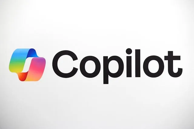Logotypen för "Copilot" med en färgglad symbol till vänster och texten "Copilot" i svart.