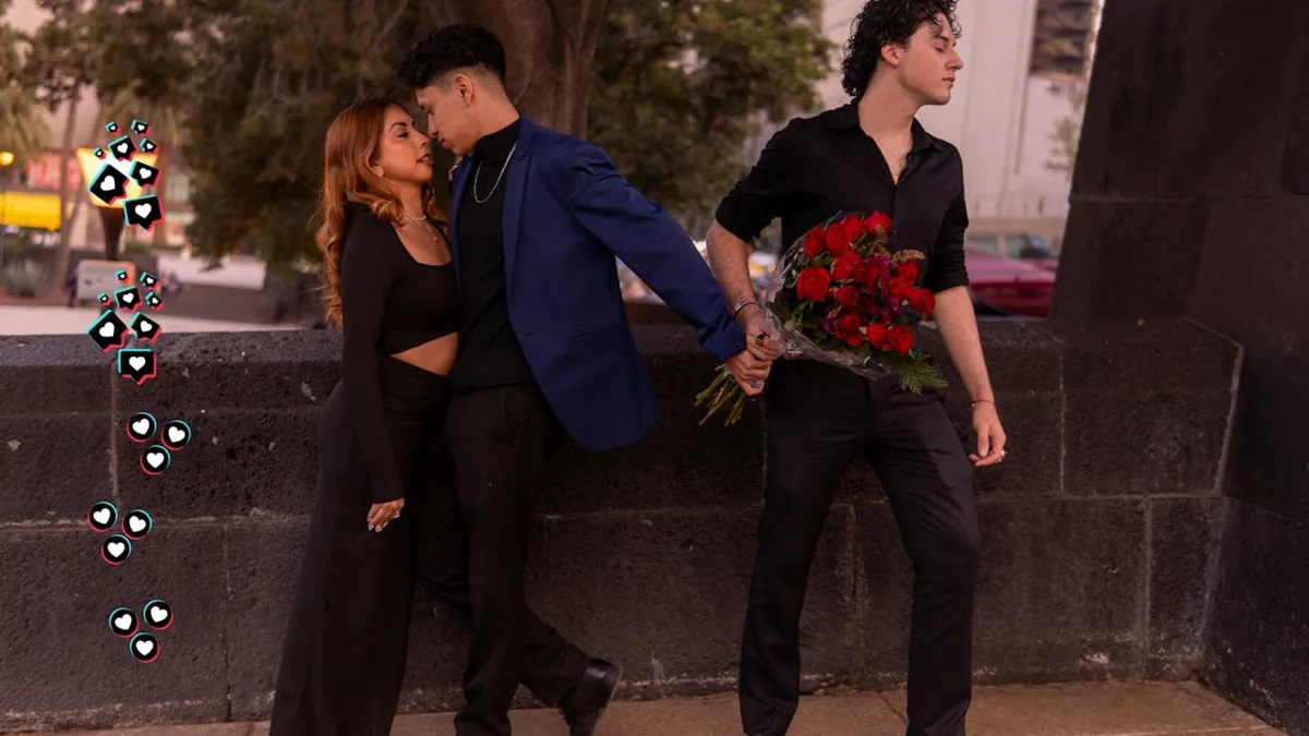 En kvinna och en man står nära varandra. En annan man med en bukett rosor ser bort. TikTok-ikoner syns i bilden.