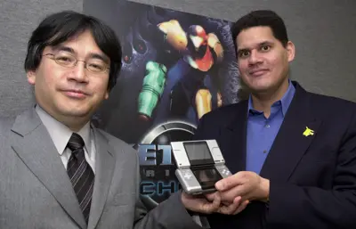 Shigeru Miyamoto och Reggie Fils-Aimé håller en Nintendo DS framför en Metroid Prime-affisch.