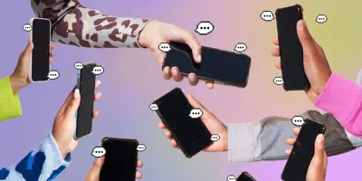 Flera händer håller mobiltelefoner med pratbubblor. Olika ärmar syns.