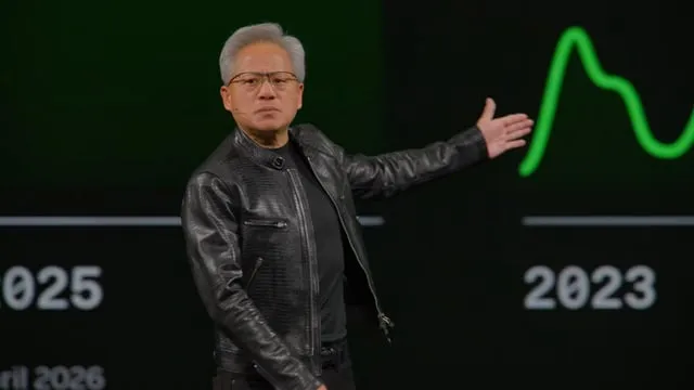 Nvidia-chefen Huang pekar på en grön kurva på en skärm med årtalen 2023 och 2025. Han bär en svart skinnjacka.