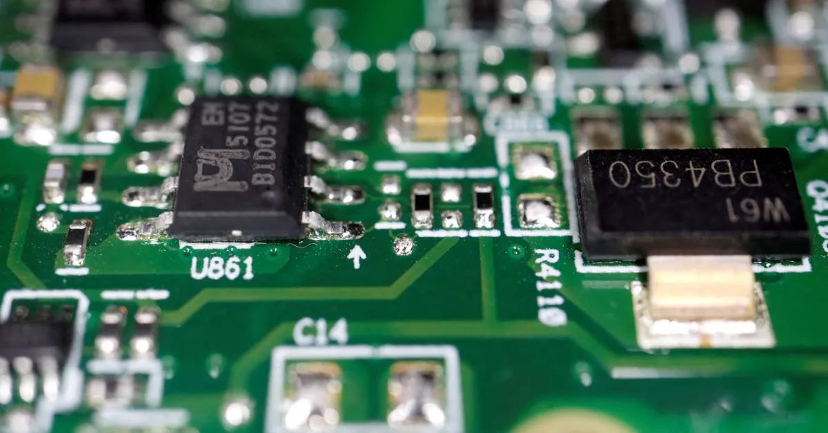 Närbild av ett grönt kretskort med elektroniska komponenter.