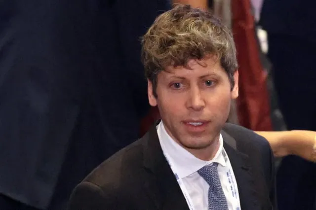 En man i kostym och slips med blont lockigt hår.