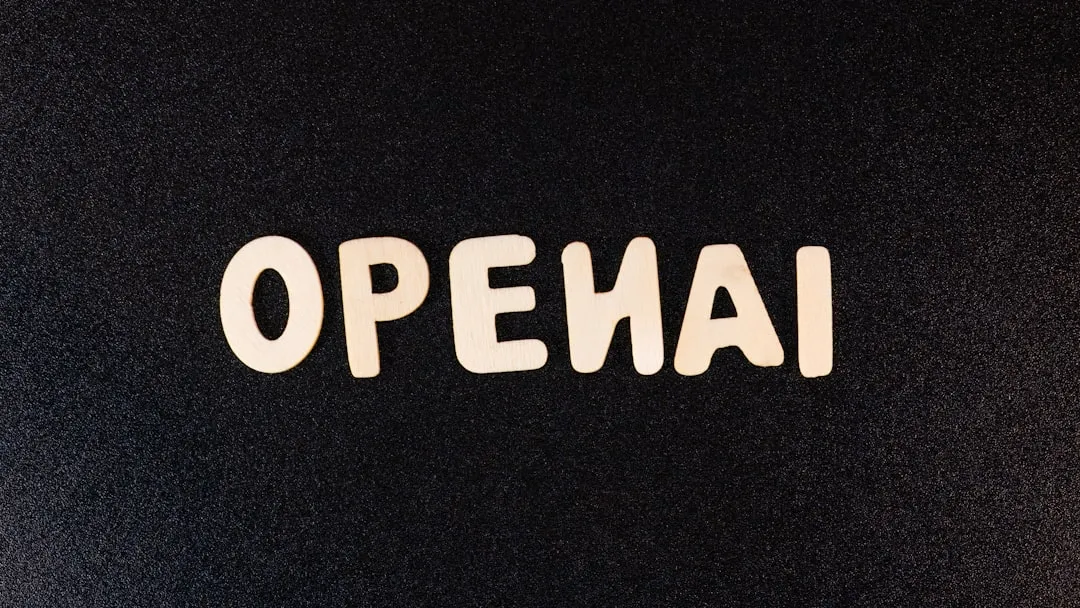 Texten "OPENAI" skriven med ljusa träbokstäver mot en svart bakgrund.