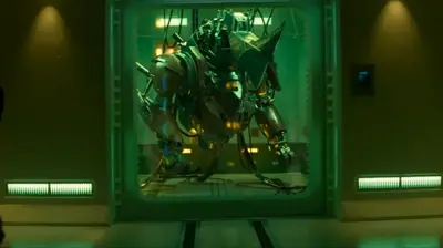 En mekanisk noshörning i en glasbur, omgiven av grönt ljus.