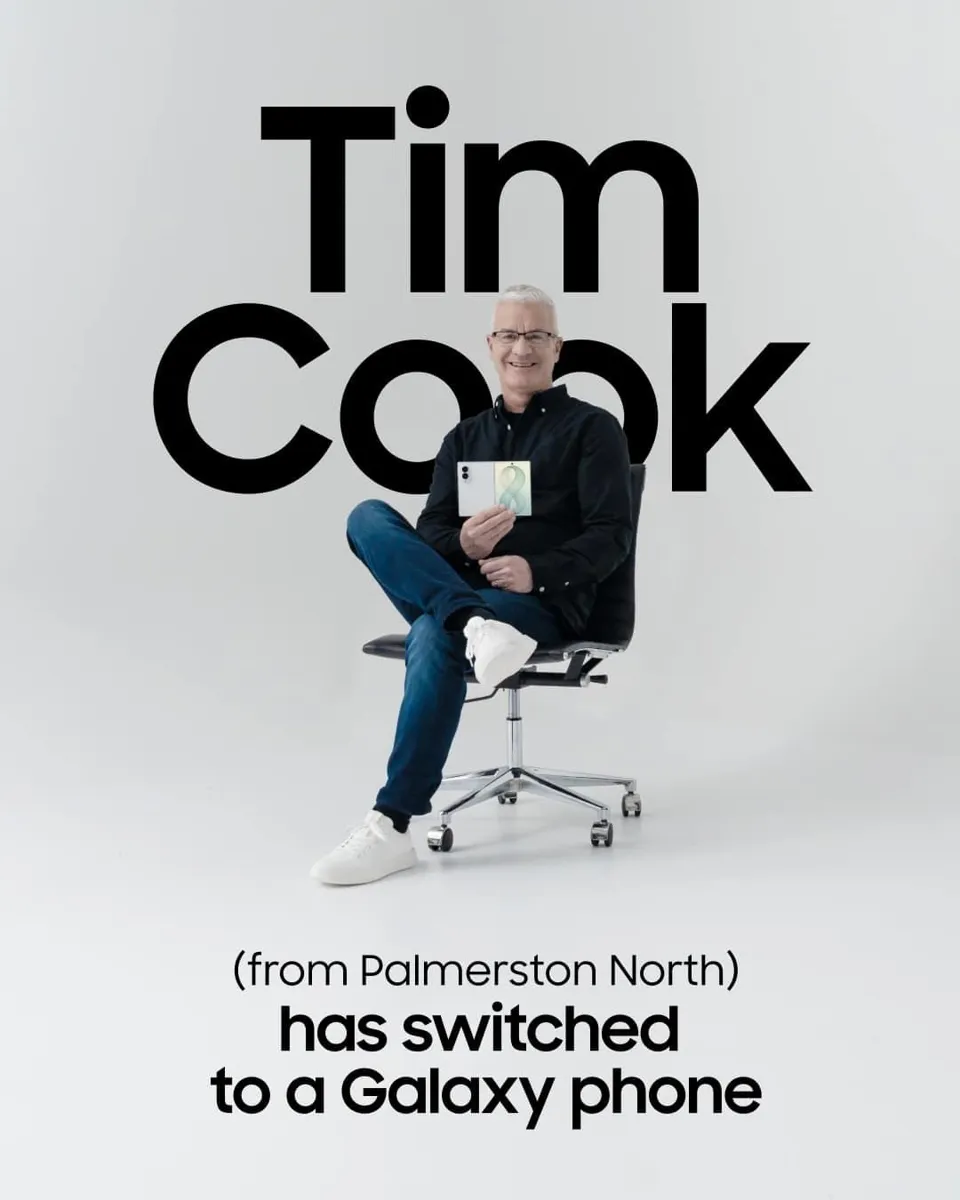 Samsung hånar Apple – låter "Tim Cook" byta till Galaxy Z Fold 8