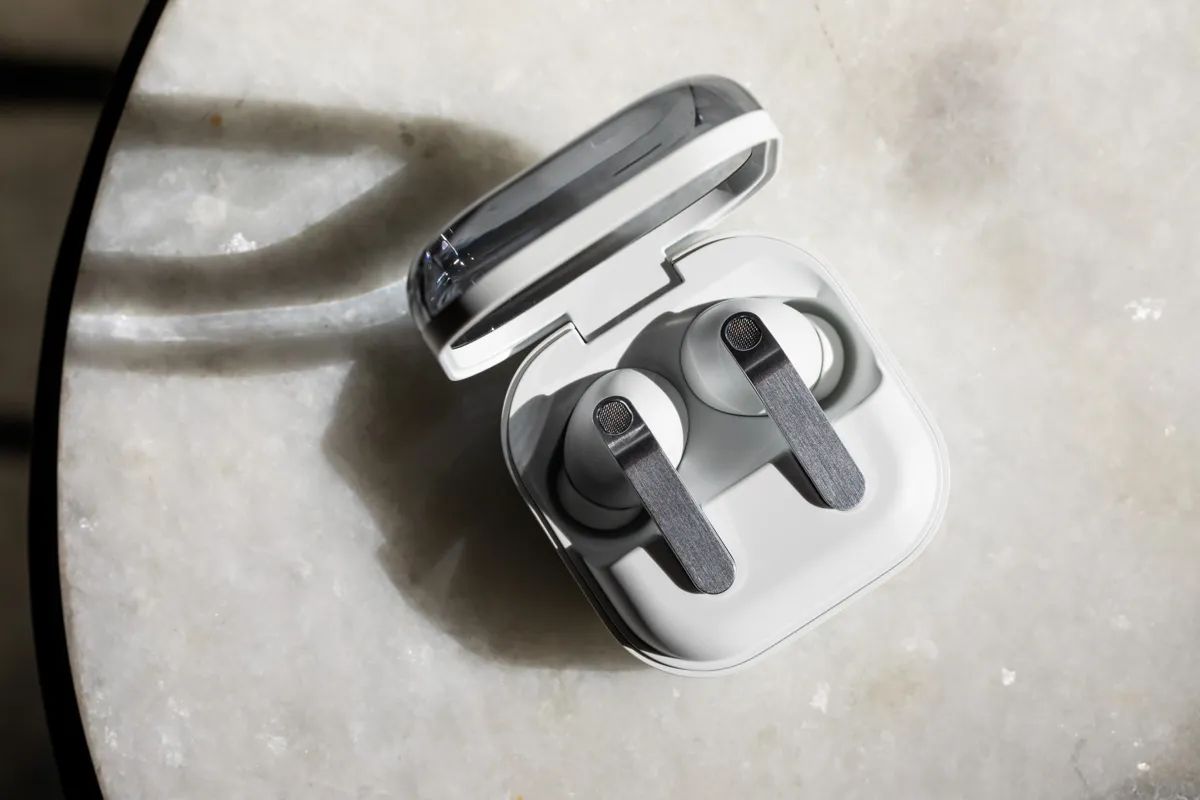 Samsung utmanar Apple: Första egna over-ear-hörlurarna på tolv år