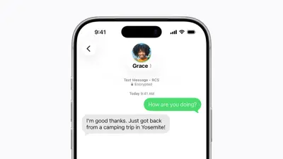 En mobiltelefons skärm visar en chattkonversation i en meddelandeapp. Avsändaren frågar "How are you doing?" och mottagaren svarar "I'm good thanks. Just got back from a camping trip in Yosemite!
