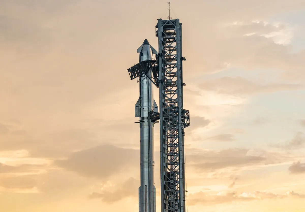 Elon Musk i svartvitt framför en röd börstabell med raketer som skjuter upp.