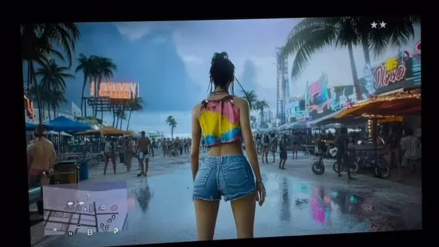 En kvinna i shorts och topp står på en strandpromenad i ett datorspel. Palmträd och folkliv syns i bakgrunden.