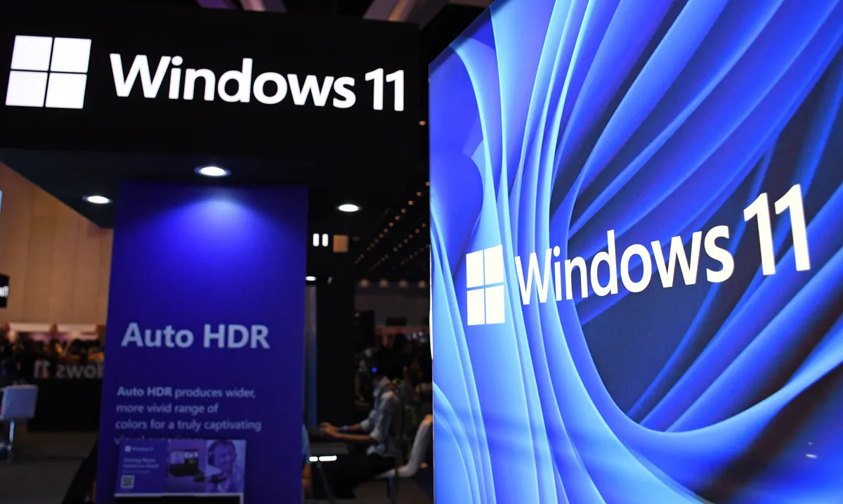 Två skyltar med Windows 11-loggan. En skylt om "Auto HDR" syns också.