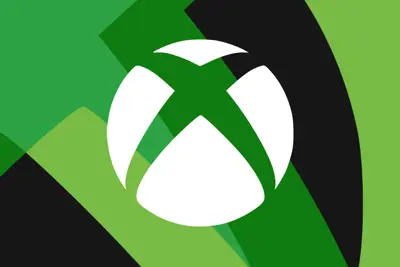 En vit Xbox-logotyp mot en grön och svart bakgrund med geometriska former.